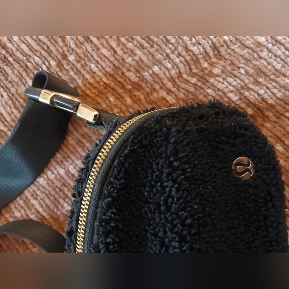 Lululemon Black Fleece Gold Festival Concert Crossbody Fanny Pack Bag Purse GUC - Picture 8 of 14
